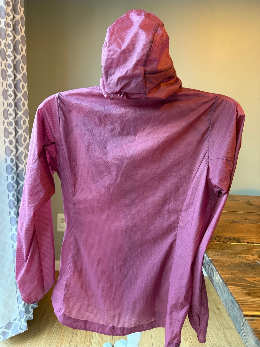 Patagonia Women's Houdini Hooded Lightweight Jacket - Berry Fig - Picture 6 of 8